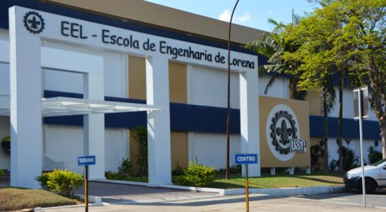 Fachada da Escola de Engenharia de Lorena da USP com o nome e detalhes da fachada em bege