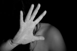 Mulher é principal vítima do tráfico de pessoas