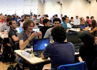 Participantes ficam concentrados por horas na busca da solução proposta - Foto: Divulgação / USPCodeLab