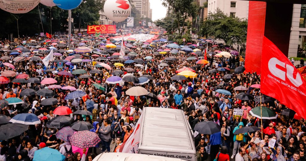 Estudantes e professores de universidades e institutos federais fazem protesto contra corte de verba na educação na Av. Paulista