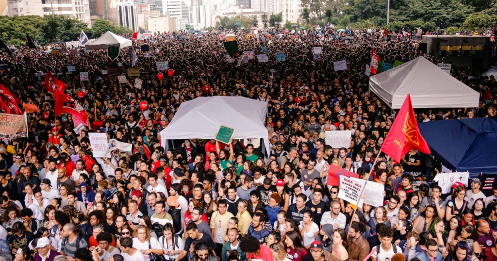 Estudantes e professores de universidades e institutos federais fazem protesto contra corte de verba na educação na Av. Paulista