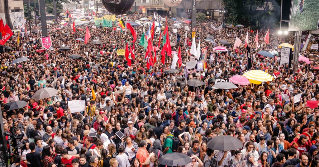 Estudantes e professores de universidades e institutos federais fazem protesto contra corte de verba na educação na Av. Paulista