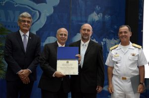 Diretor do IFSC recebe prêmio Almirante Álvaro Alberto do CNPq
