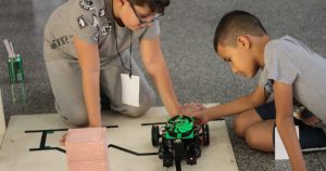 Competição de robôs desperta em crianças o interesse pela ciência