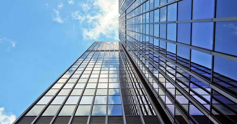 Edifícios corporativos com fachadas de vidro geram alto impacto ambiental