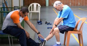 Exercícios físicos que combinem força e equilíbrio previnem risco de queda em idosos