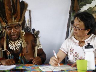Relatora da ONU sobre direitos dos povos indígenas, Victoria Tauli Corpuz, com o cacique Babau Tupinambá, em visita à Bahia - Foto: Renato Santana/CIMI