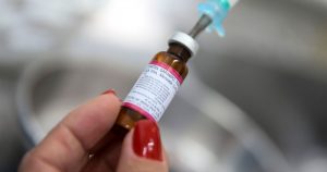 Queda na vacinação de crianças no Brasil provoca volta de doenças como o sarampo