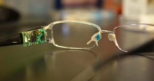 Óculos com biossensor medem níveis de álcool e glicose pelas lágrimas