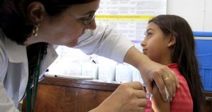 OMS recomenda dose única da vacina contra HPV para meninos e meninas até 14 anos