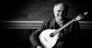Músico português traz em sua guitarra clássicos da música erudita