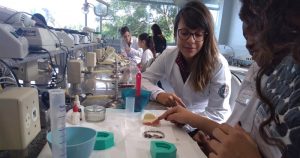 Jovens experimentam vida de cientista em laboratórios da USP