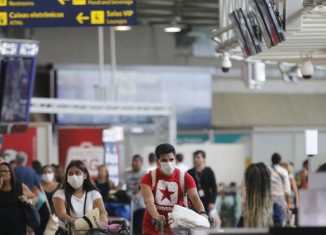 Passageiros e funcionários circulam vestindo máscaras contra o novo coronavírus (Covid-19) no Aeroporto Internacional Tom Jobim- Rio Galeão - Foto: Fernando Frazão/Agência Brasil