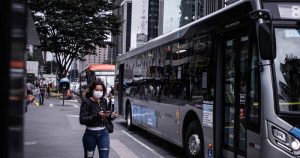 Uso de máscaras e álcool em gel deve ser redobrado no transporte público