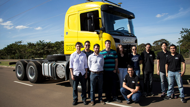 Legenda: Os pesquisadores se conheceram no Laboratório de Robótica Móvel do ICMC que, entre diversos projetos, desenvolveu um caminhão autônomo em parceria com a Scania em 2015 Créditos: Paulo Arias