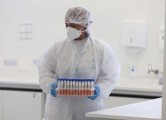 Recepção de amostras para teste do Coronavirus no Laboratório Central do Estado (LACEN) - Foto: Geraldo Bubniak/AEN via Fotos Públicas