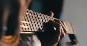Músicos paulistas interpretam rock e cultura latina na viola caipira