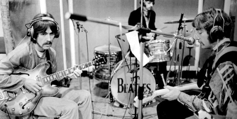 Os Beatles gravando em estúdio na década de 60 - Imagem: Divulgação
