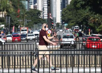 Pedestre usa máscara de proteção contra covid-19 na avenida Paulista. - Foto: Rovena Rosa/Agência Brasil