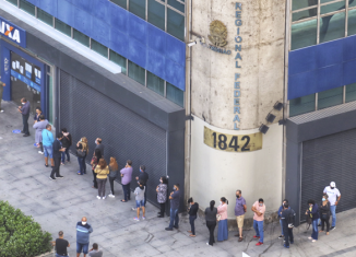 Pessoas formam filas enormes em frente a agências da Caixa para resolver problemas com Auxílio Emergencial - Imagem: Roberto Parizotti/FotosPúblicas