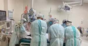 Pandemia transforma centro cirúrgico do HC em UTI e anestesista em intensivista