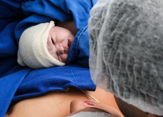 Na falta de evidências científicas sobre a possibilidade de transmissão do novo coronavírus de mãe para filho, médicos do HC preparam protocolos de cuidados com os recém-nascidos. - Imagem: Pixabay