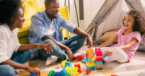 “O adulto tem que se deixar surpreender”, diz pesquisadora da infância sobre as atividades em casa