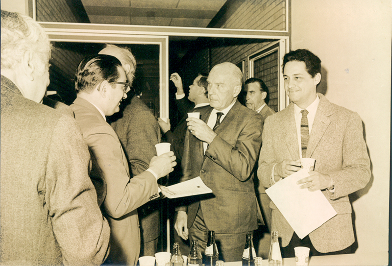 Florestan Fernandes (à esquerda, de lado) em colóquio científico na Universidade de Münster, na Alemanha, em 1967, com Fernando Henrique Cardoso (à direita)