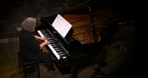 Da flauta para o piano, Léa Freire mostra sua versatilidade