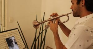 Músicos dão concertos pessoais on-line para pacientes com covid-19