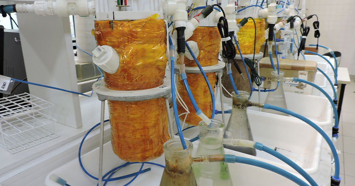Biorreatores (protótipo da CCM) instalados no laboratório de saneamento e tecnologias ambientais da EACH - Imagens cedidas pelos pesquisadores