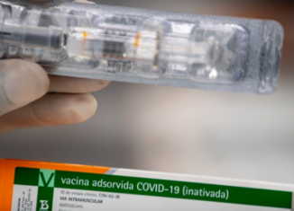 A vacina contra a covid-19 desenvolvida pela chinesa Sinovac está sendo testada no Brasil - Foto: Divulgação / Butantan