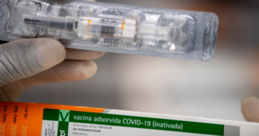 A vacina contra a covid-19 desenvolvida pela chinesa Sinovac está sendo testada no Brasil - Foto: Divulgação / Butantan