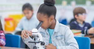 Evento da USP convida meninas a participarem de atividades científicas on-line