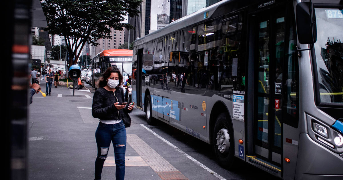 Pedestres usam máscaras na Av. Paulista, buscando proteção contra o novo coronavírus - Foto: Guilherme Gandolfi / Fotos Públicas