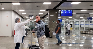 Cientistas alertam para espalhamento de variante do coronavírus por meio de aeroportos