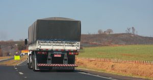 Aumento de exportações reforça dependência de rodovias no transporte de milho e soja