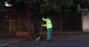 Invisibilidade pública e outras dores: documentário traz relatos de mulheres que varrem ruas