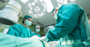 Estudo internacional sugere adiar cirurgias por sete semanas ou mais após diagnóstico de covid