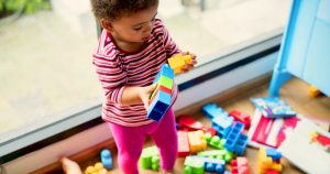 Como manipular objetos pode influenciar no desenvolvimento infantil?