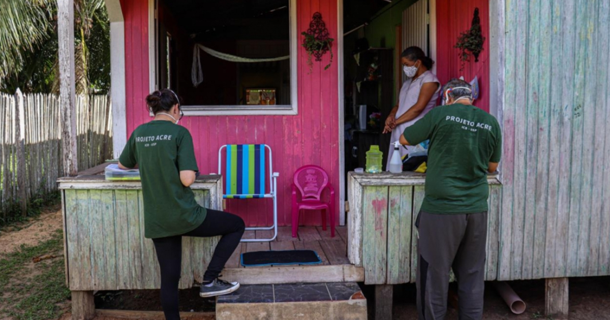 Conclusão é de estudo conduzido na USP e divulgado na revista Clinical Infectious Diseases. Pesquisadores analisaram a presença de anticorpos contra os dois vírus em amostras sanguíneas coletadas em um município acreano antes e depois da primeira onda da pandemia (pesquisadores durante inquérito domiciliar em Mâncio Lima, no Acre. - Foto: Bárbara Prado/ICB-USP/ Divulgação