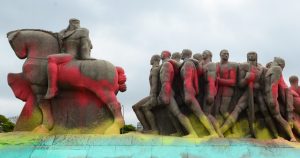 Entre a homenagem e a agressão: pesquisa analisa monumentos polêmicos de São Paulo