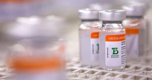 CoronaVac: sintomas, hospitalizações e mortes por covid despencam com vacinação em massa em Serrana (SP)