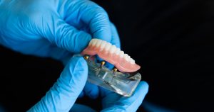 Prevenção ao uso de próteses odontológicas e higiene bucal adequada