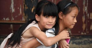 China busca reverter redução no crescimento da população liberando até três filhos por casal