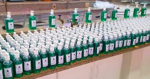 Laboratório da USP produz e distribui sabonete líquido e álcool em gel em ação social