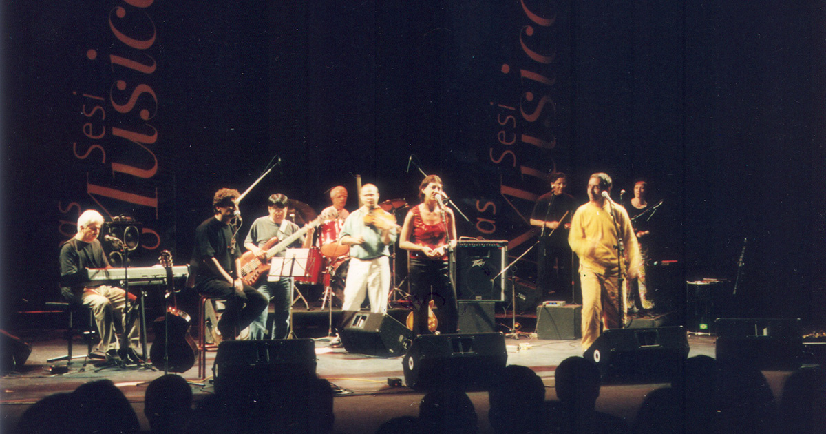 Grupo Rumo se apresentando no SESI em 2000 - Foto: Reprodução/Rumo