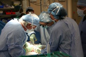 Simpósio híbrido discute cirurgia e transplante