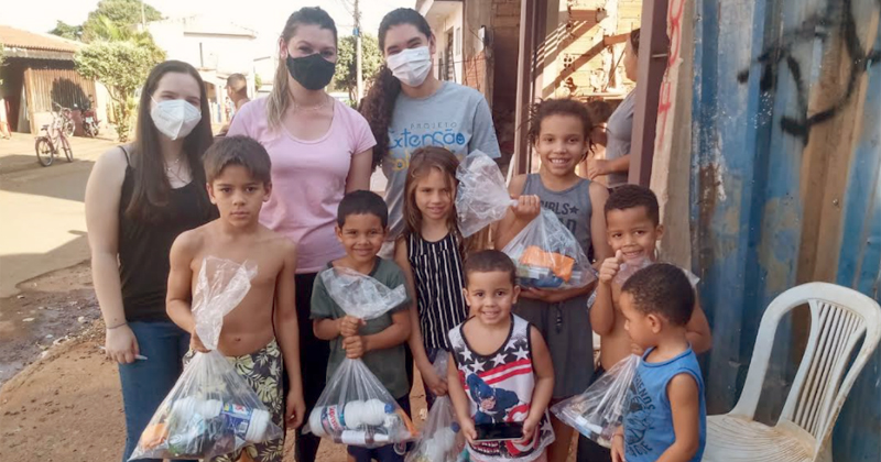 Voluntárias do projeto entregam kits em bairros de Ribeirão Preto - Foto: Divulgação/FEARP