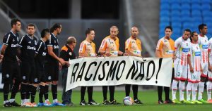 Racismo no futebol: como a legislação esportiva aborda as questões raciais?